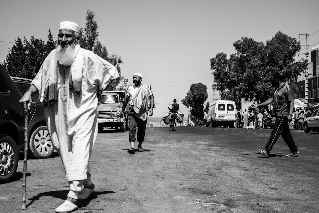 web_hommes-traversant-la-route