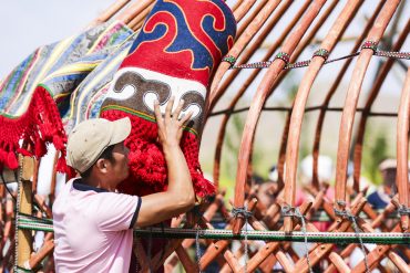 how to build a yurt kyrgyzstan