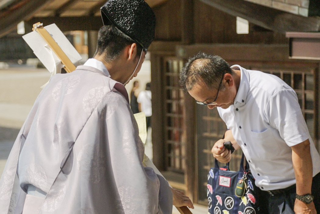 WEB_5d-4964-Izumo-shrine-monk-bowing-Screen