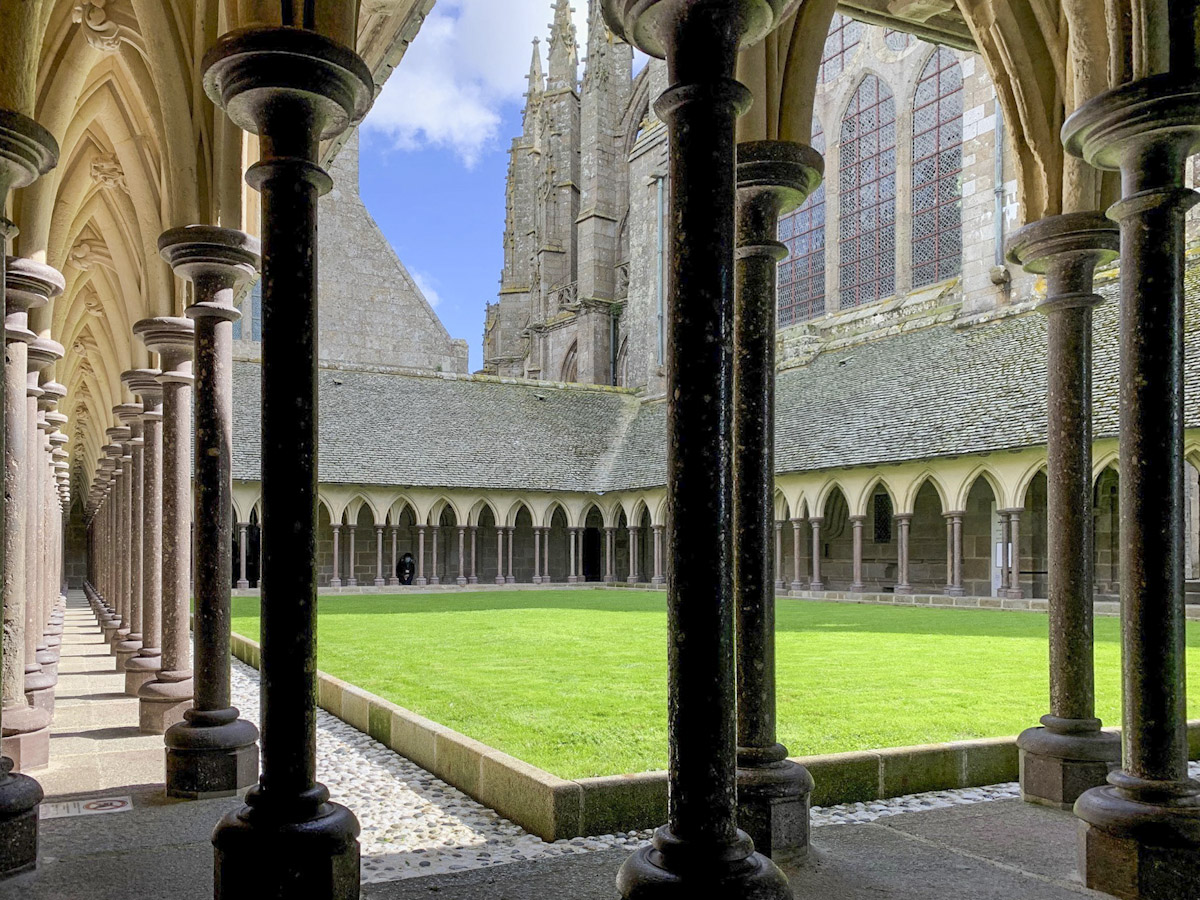 WEB_Mont-St-Michel-cour